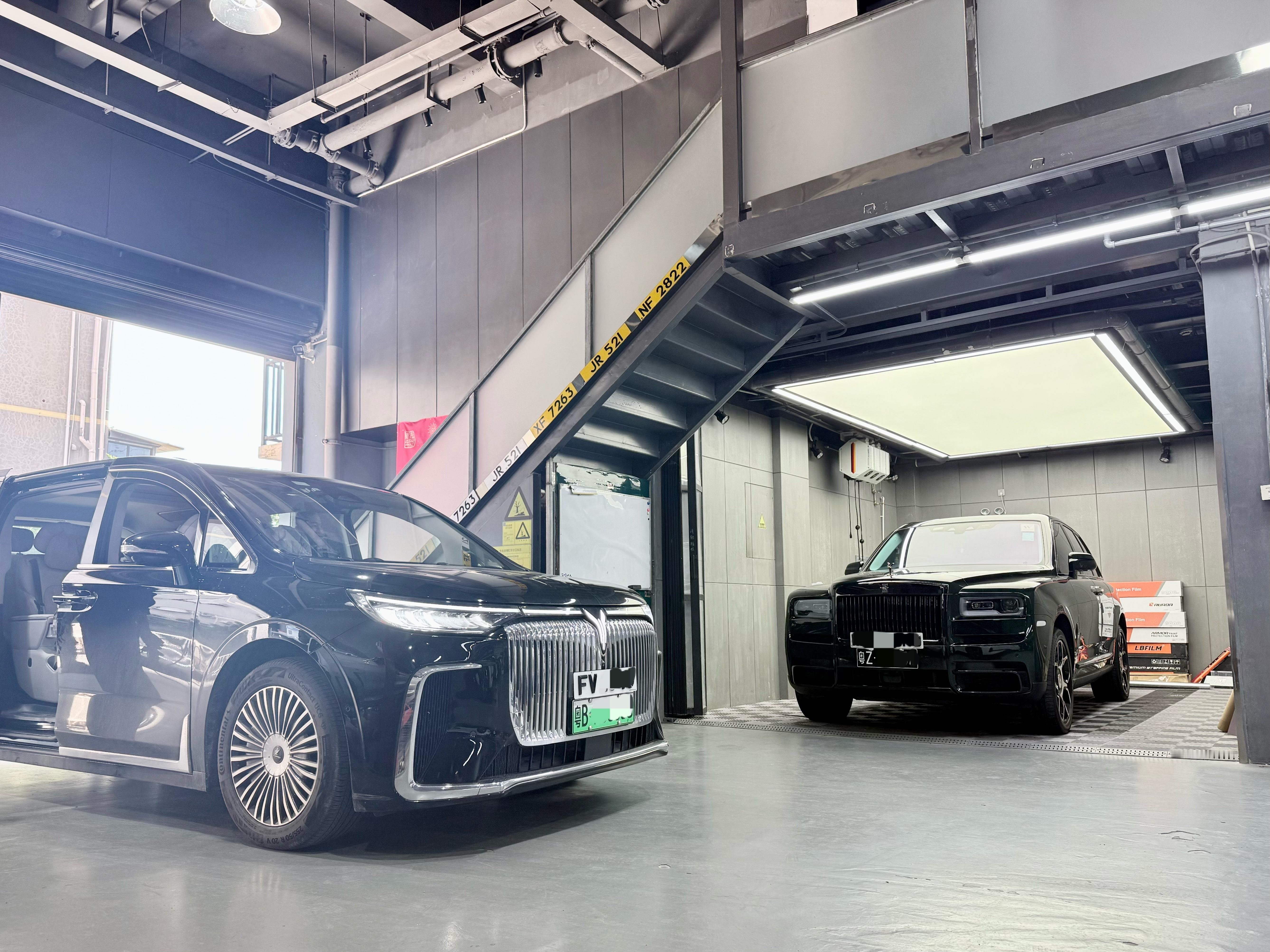 快过年了我来洗车，突然开进来一部岚图梦想家，刚好和劳斯莱斯停在一起，气场竟然很般