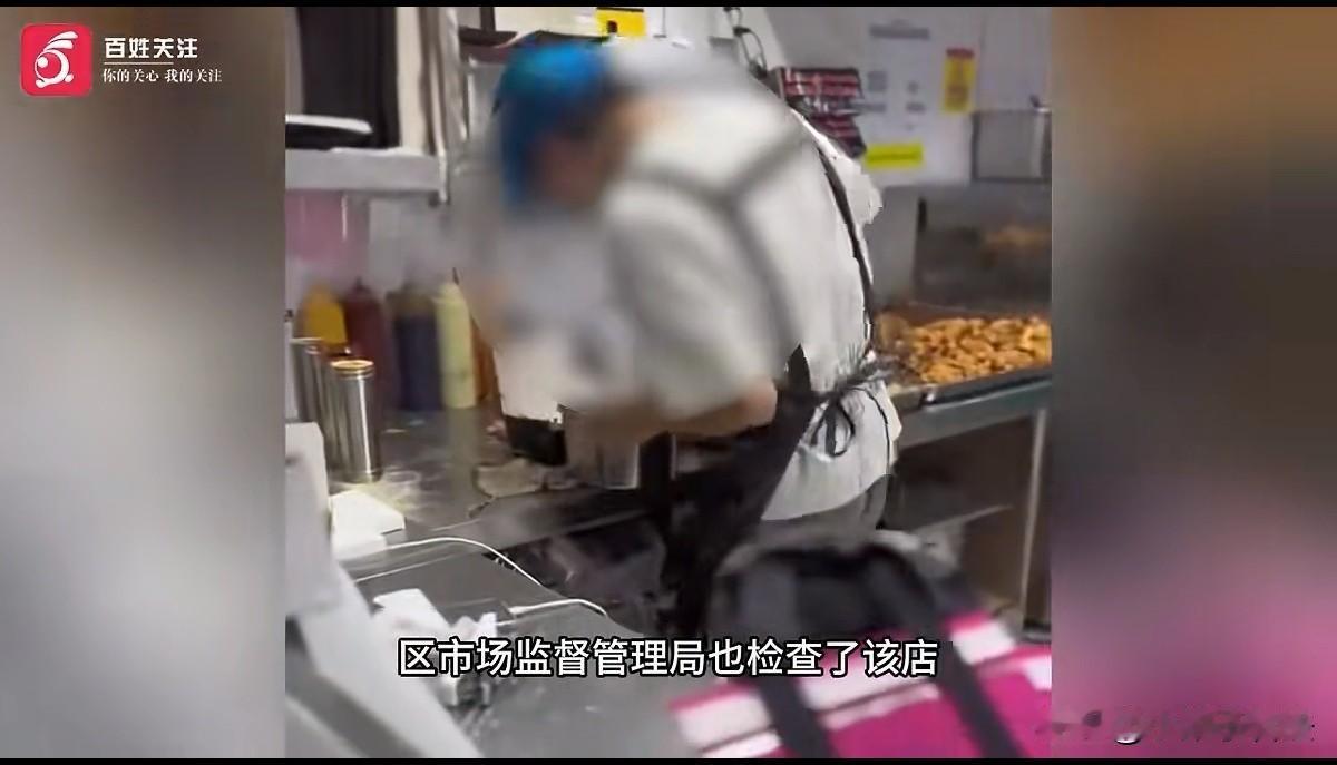 太可怜了！广东深圳，一男孩在一家炸鸡店做暑假工，是名新手店员，做事认真又勤恳。原