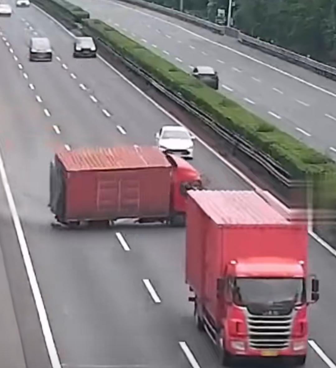 6月22日，浙江杭州高速路上发生惊险一幕。一辆红色货车行驶途中突发爆胎，车辆瞬间