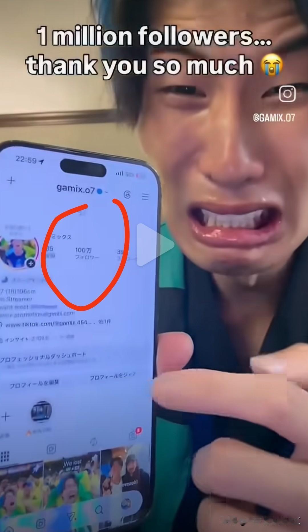 这个在世界杯日本淘汰后夸张大哭的日本人，账号一天涨了100万粉丝。他又发布了一个