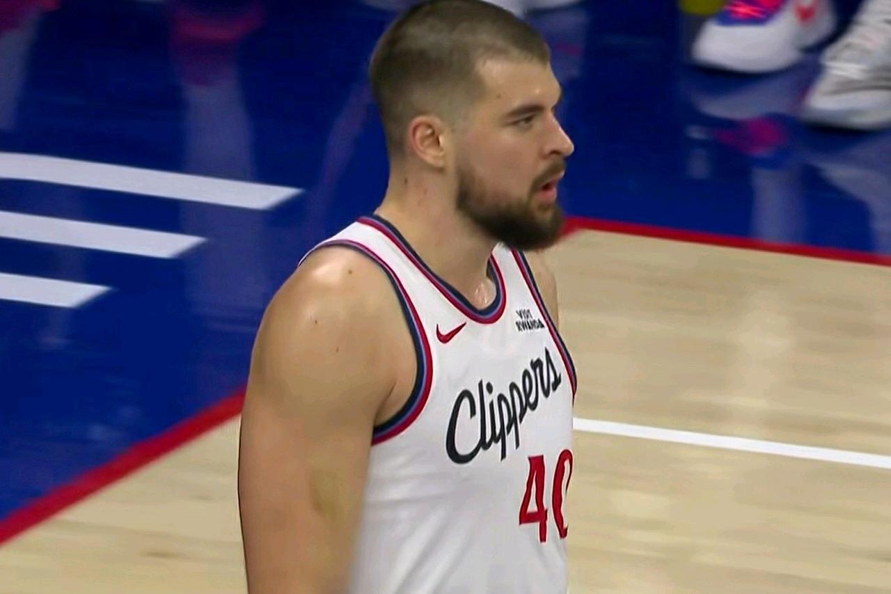 致命犯规！祖巴茨怎么软成这样了？

上赛季可是准全明星的首发中锋，在快船挑战费城