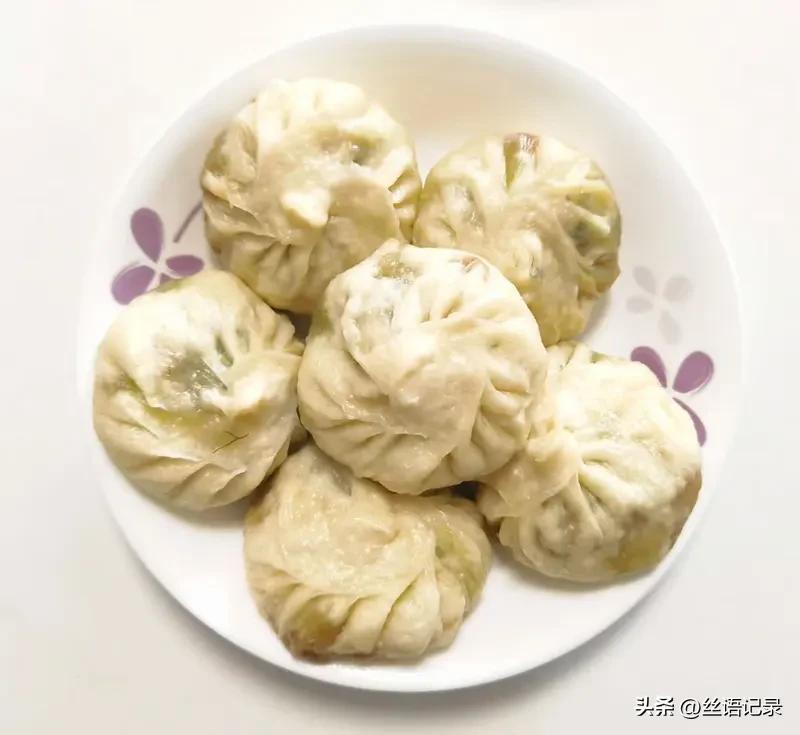 拿起手机一看，竟然快晚上九点了。在厨房里忙活了几个小时，终于可以歇歇了。今天晚上