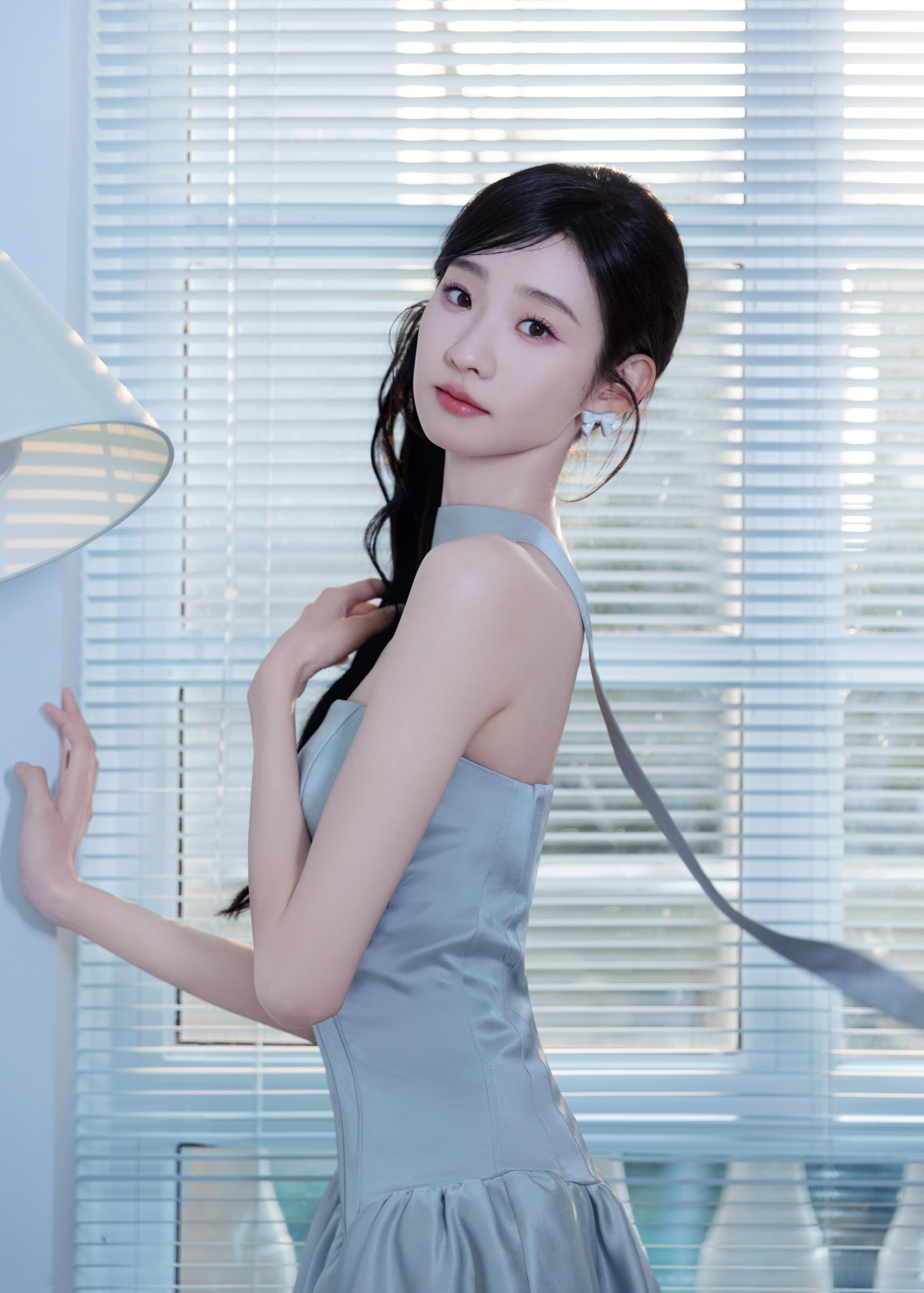 张艺凡镜头下得多瘦张艺凡[超话]在复制粘贴的时代，你是手写的诗[鲜花] ​​​