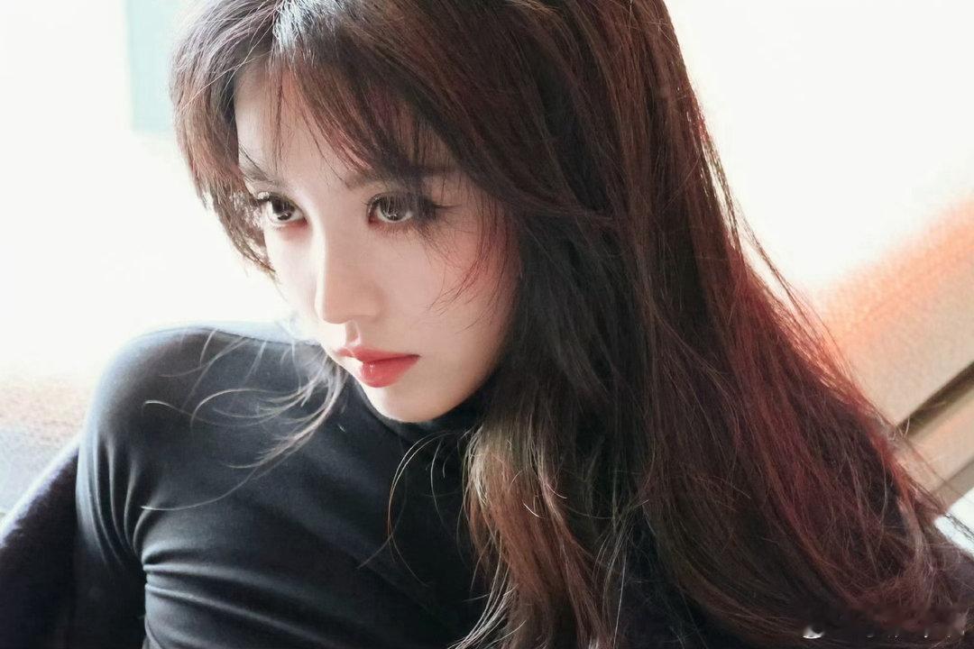 田曦薇的背从头到脚都很漂亮[么么哒]田曦薇小猫吐舌 ​​​