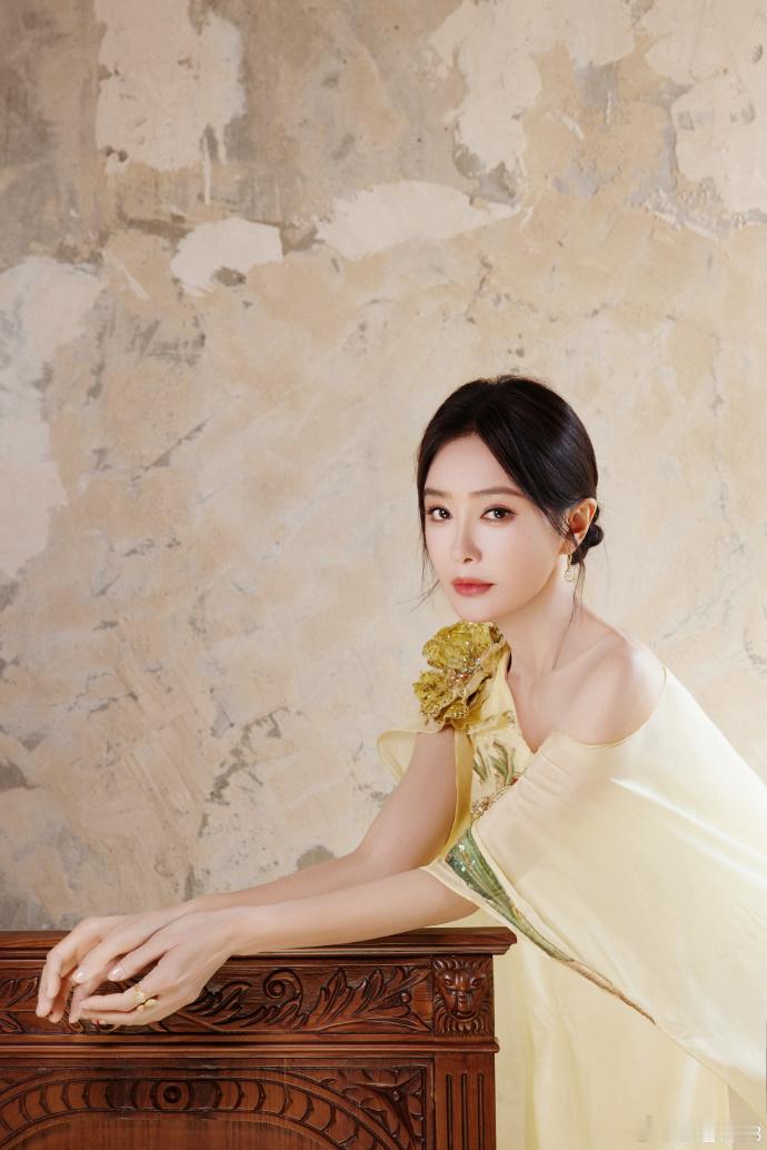 秦岚淡黄的长裙秦岚这气质真的绝了！春晚舞台上鹅黄露肩裙加身，明媚优雅。肩头金色花