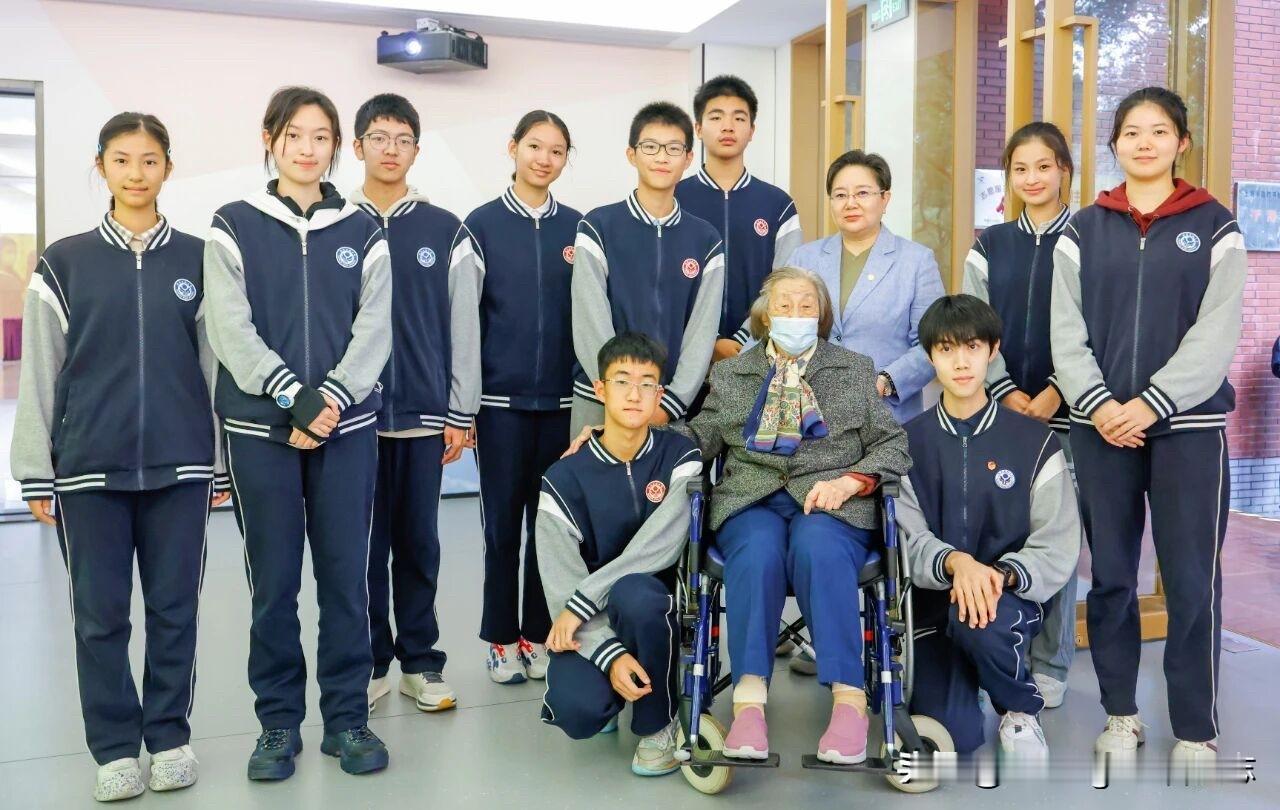 欣喜得悉于老师11月6日参观杨浦高级中学，看到于老师精神矍铄，神采奕奕，感到由衷