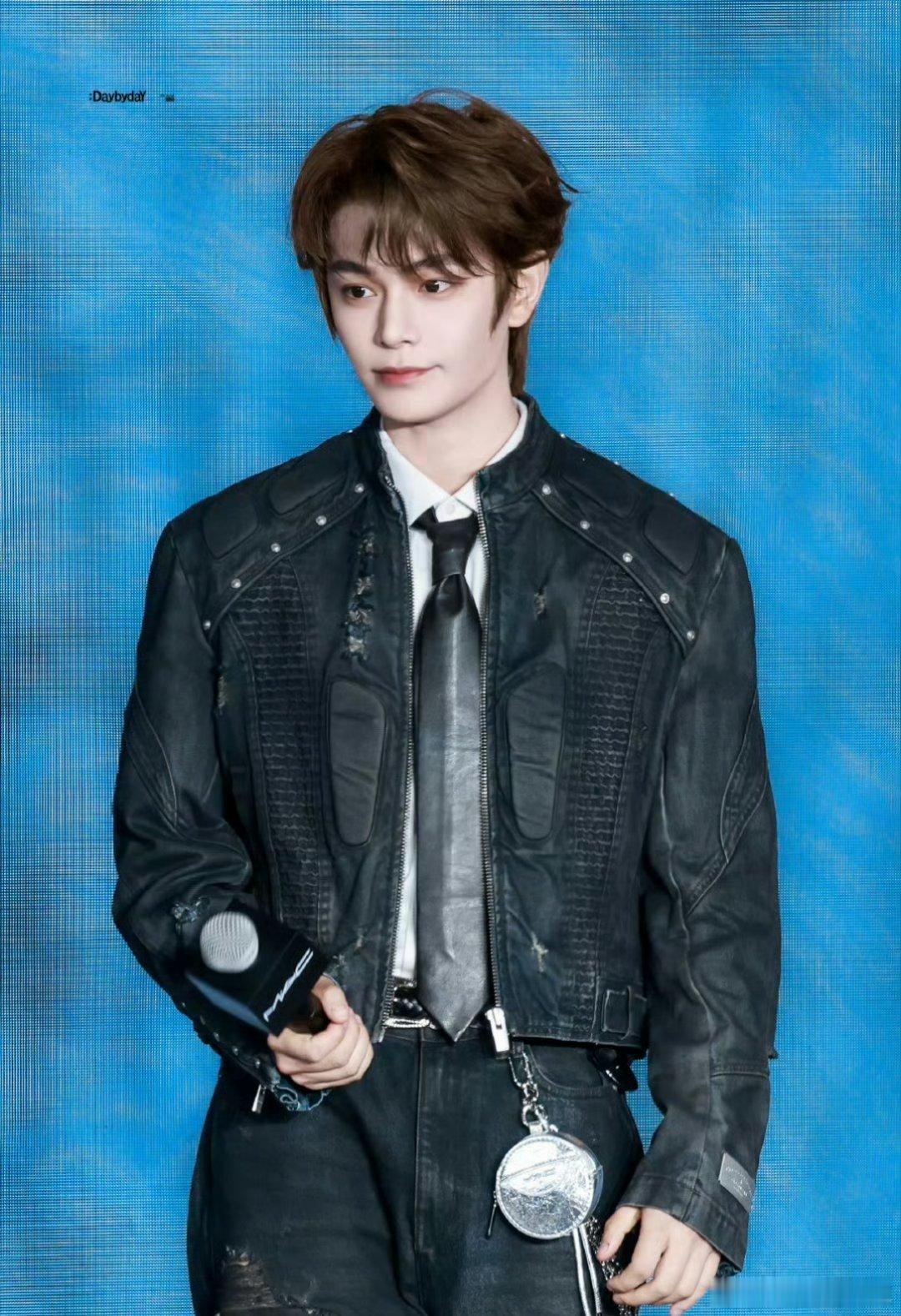 丁禹兮苏州线下活动生图🈶，全黑look造型，今天是cool boy，这状态也太