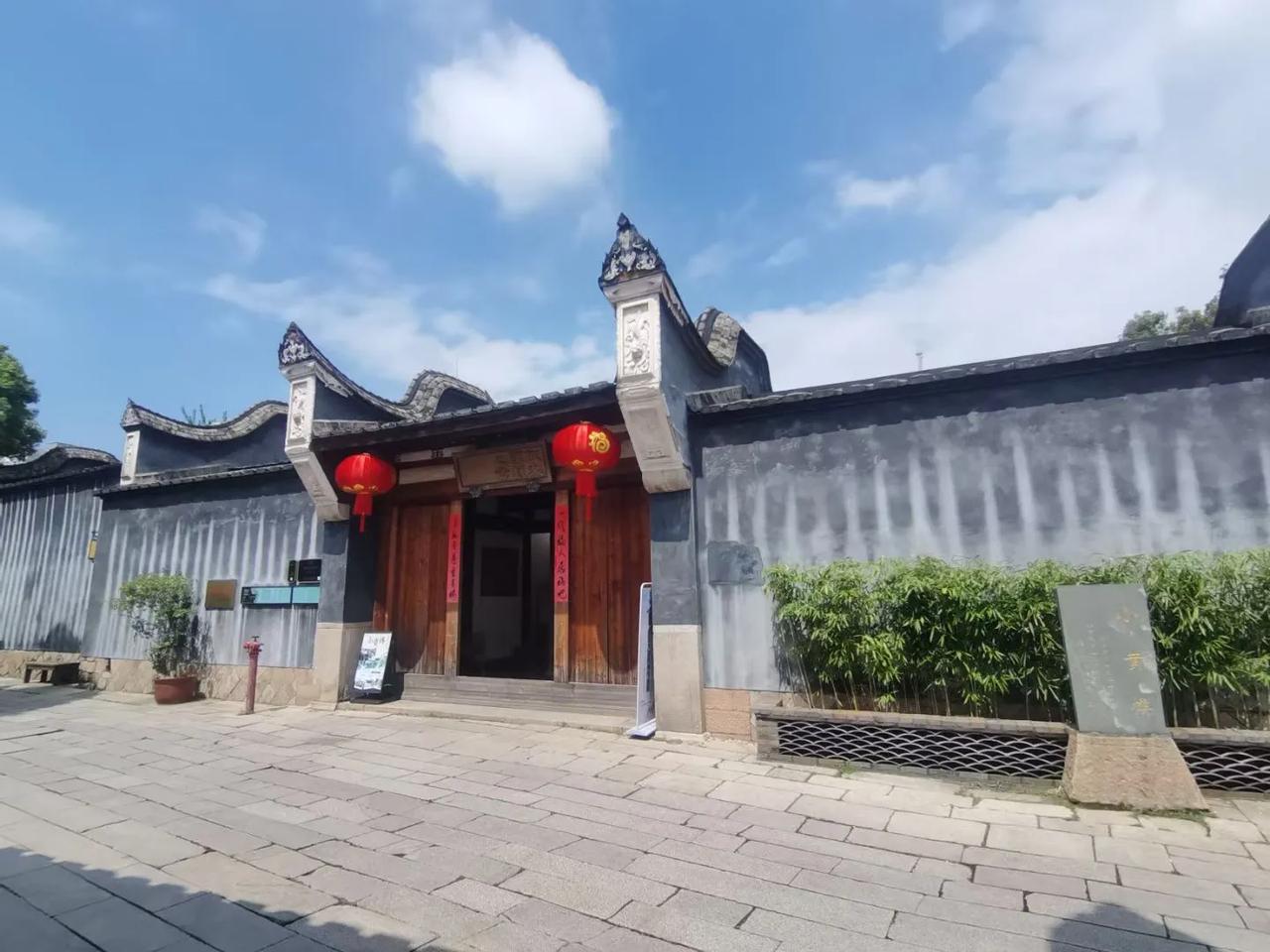 探访藏身于福州三坊七巷之黄巷中的小黄楼，寻觅这里曾经发生的故事。