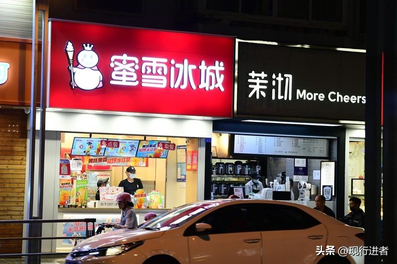 蜜雪冰城开始售卖啤酒，售价5.9元起。由此发展趋势不禁让人联想：蜜雪或许能兼职开