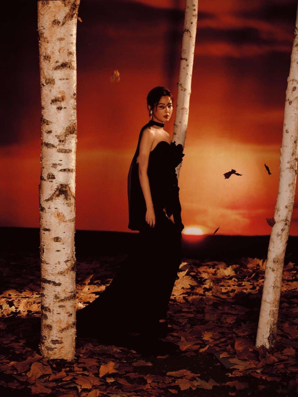 辛芷蕾出发图拍的像五大封面 黑色抹胸高定裹着暗火，锁骨弯成天鹅颈的弧度，漫不经心