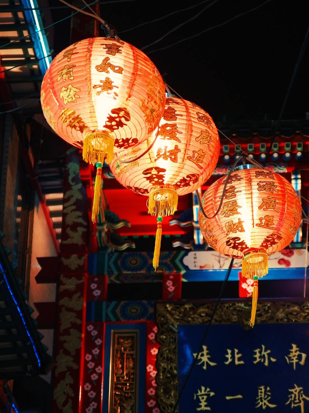 未曾清贫难成人，不经打击永天真。自古英雄出炼狱，从来富贵入凡尘，成熟，不过是善于