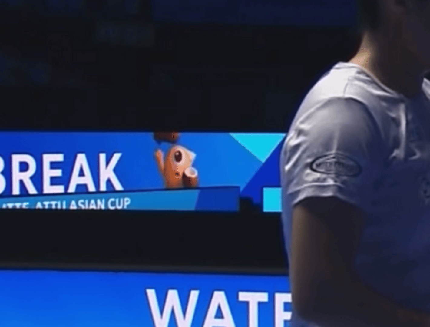 休息时间看吉祥物玩椰子🥥 