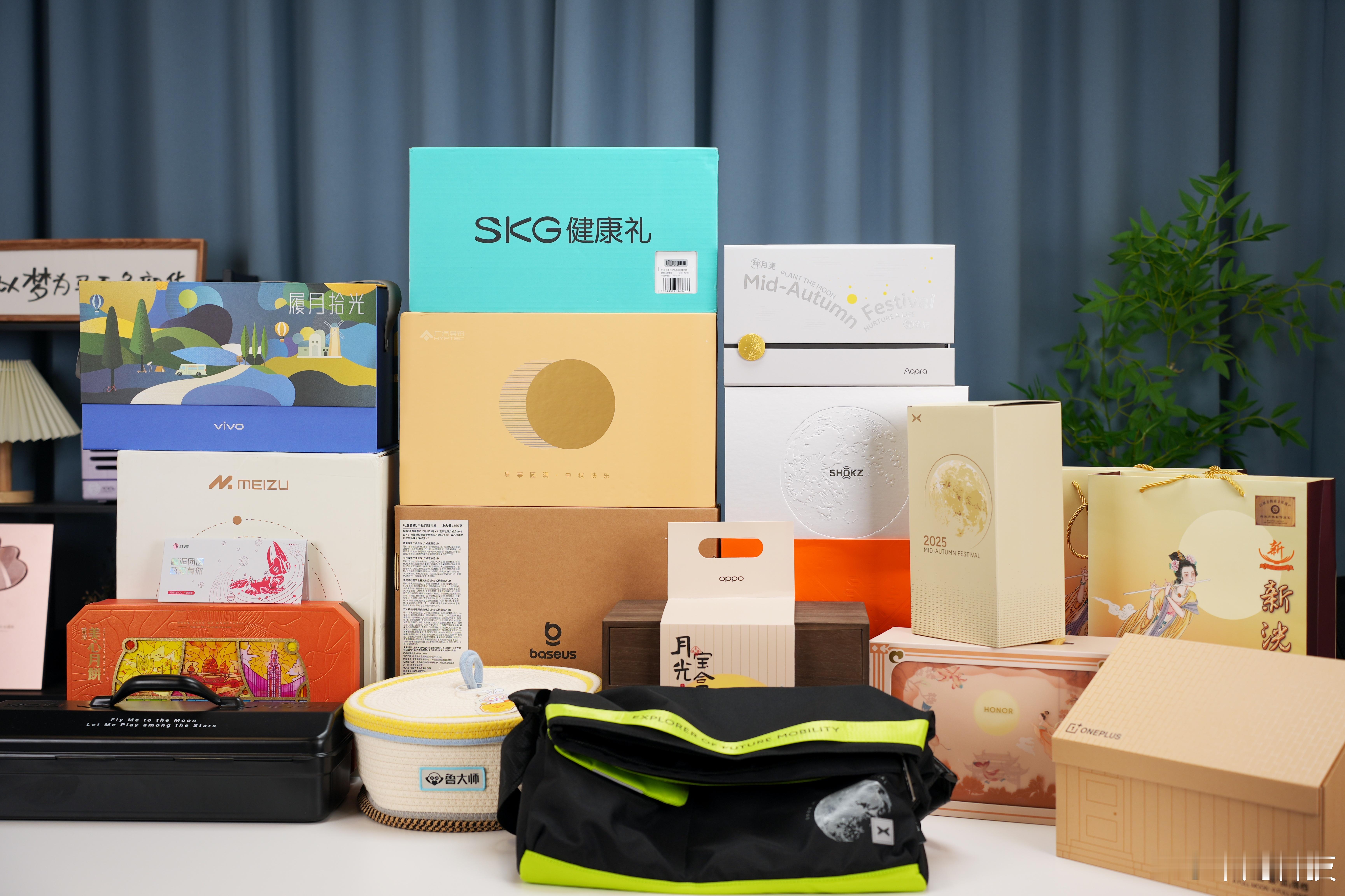 转发微博，抽一位粉丝得随机中秋礼盒！🎁感谢华为、荣耀、OPPO、vivo、一加