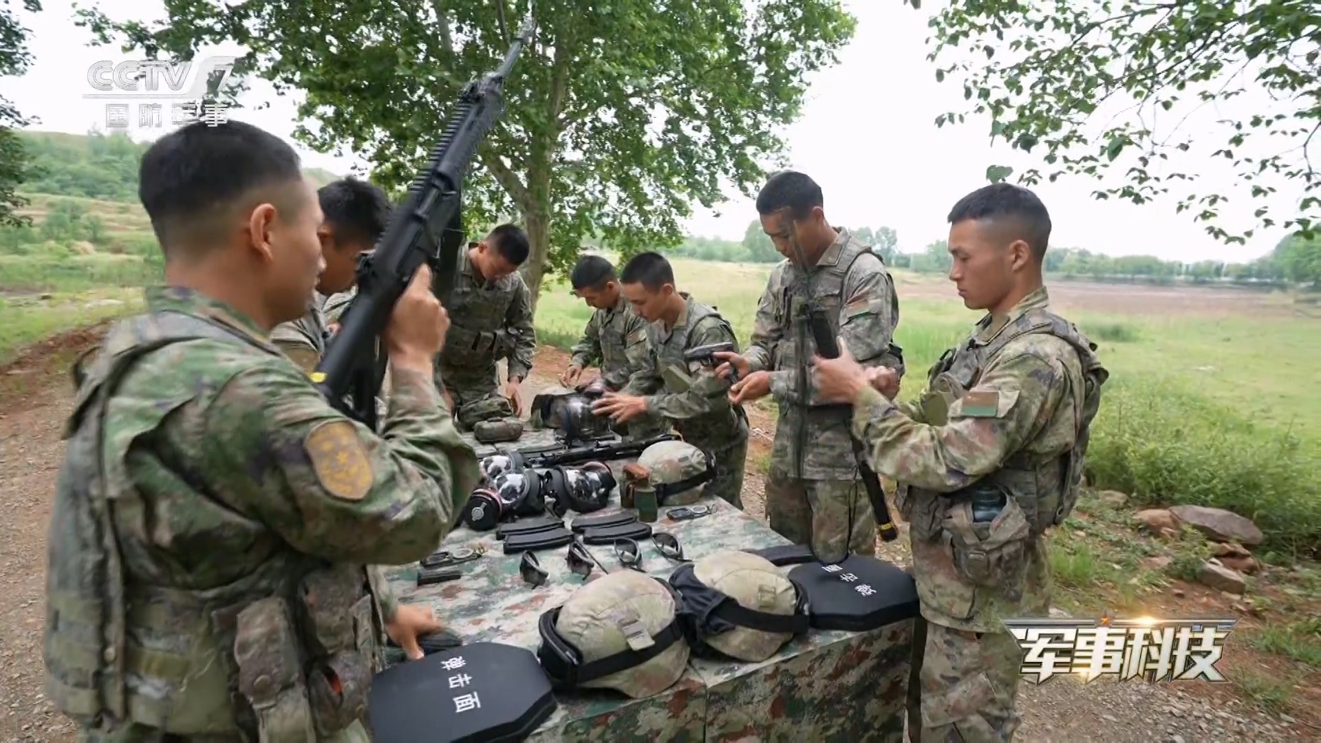 烽火问鼎计划每天认识一件兵器 战士们在行动前检查装备，整理武器弹药，到时候防弹板