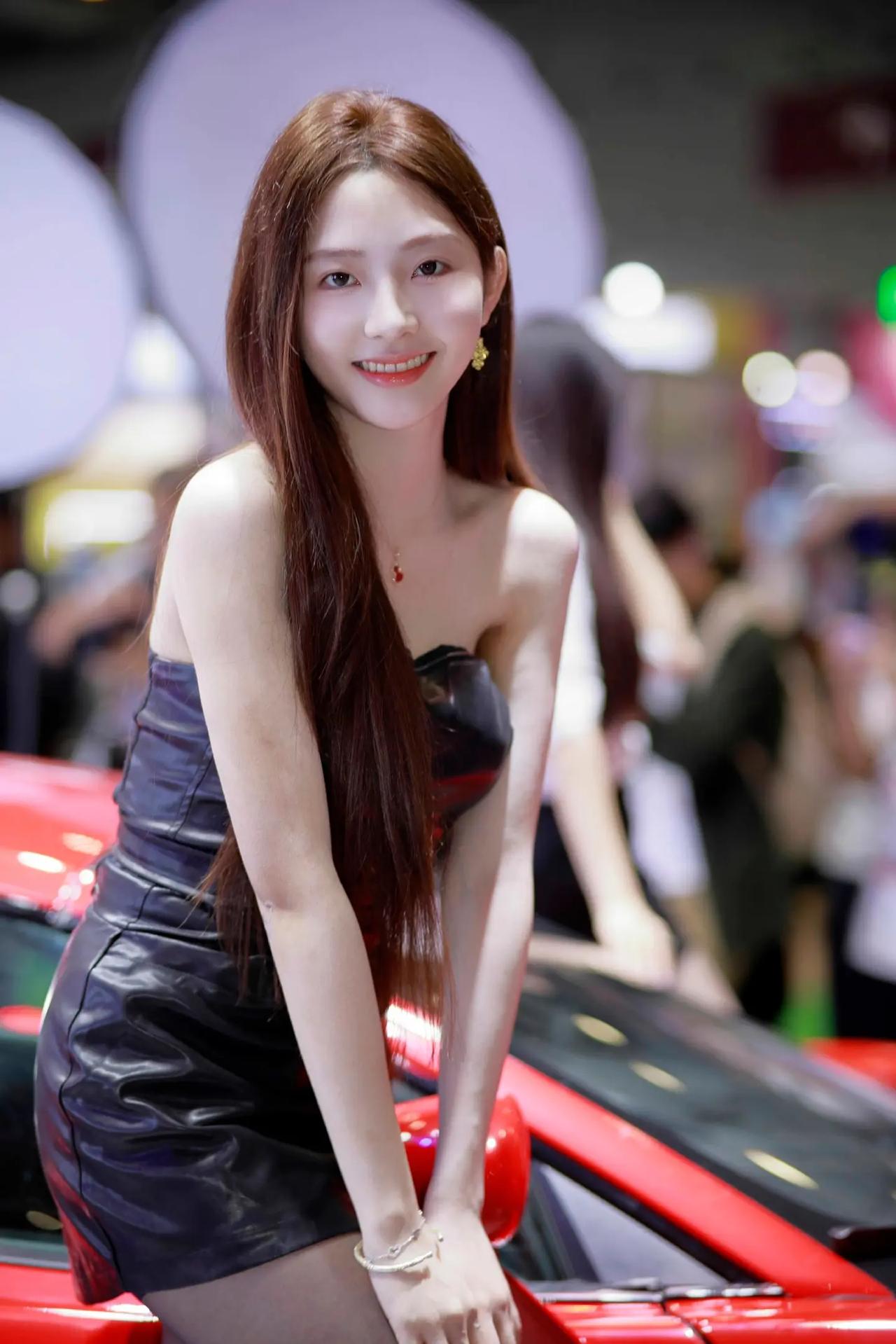 甜美少女与炫酷跑车的完美搭配，秒变时尚达人！💖🚗💃