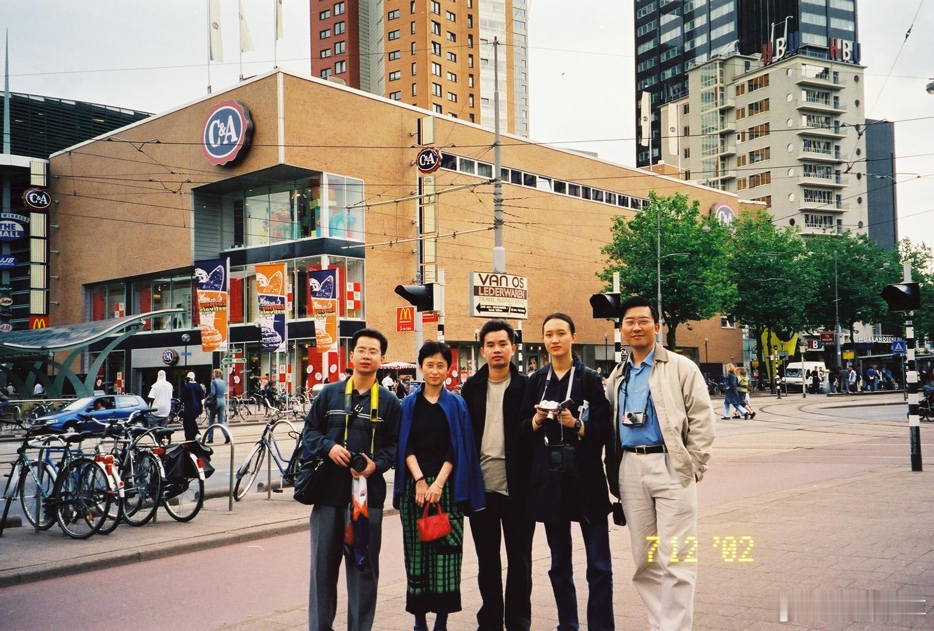感谢雷美琴大师姐，今天她整理移动硬盘翻到两张24年前在荷兰阿姆斯特丹街头的合影照