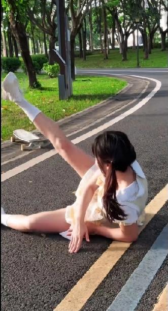 女生玩滑板车失误，当场摔了一个人仰马翻，玩过滑板的人都知道，这下摔得可不轻。
