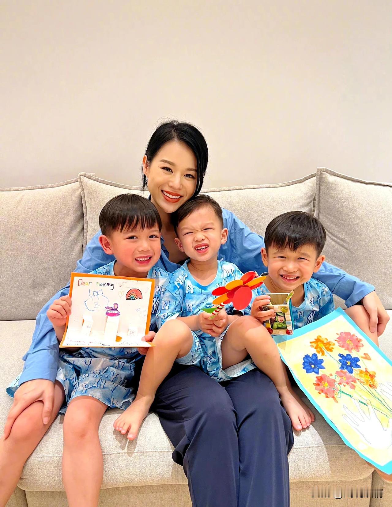胡杏儿晒母子合影庆祝母亲节！
5月13日凌晨，胡杏儿晒出与三个儿子的合影庆祝母亲