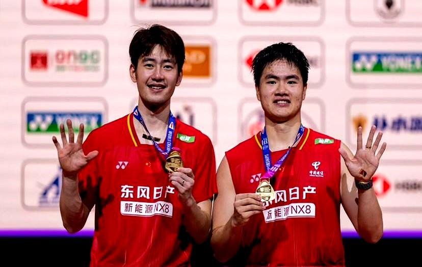 等了整整8年，国羽男双终于把这层窗户纸捅破了。

梁伟铿和王昶拿下赛点那一刻，宣