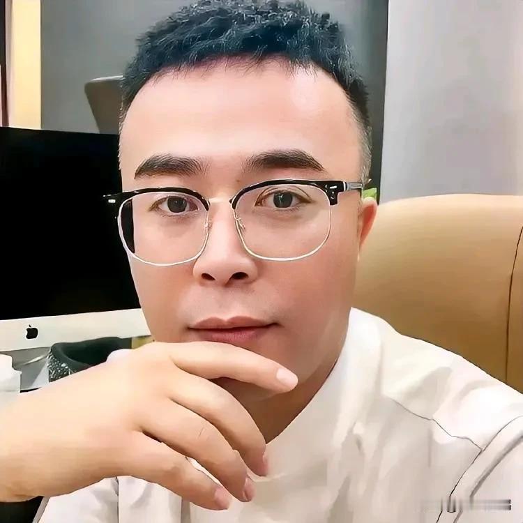 辛选大师姐蛋蛋也危险了
   抖音主播桃白白，举报辛巴卖的产品“爱毕可”存在夸大