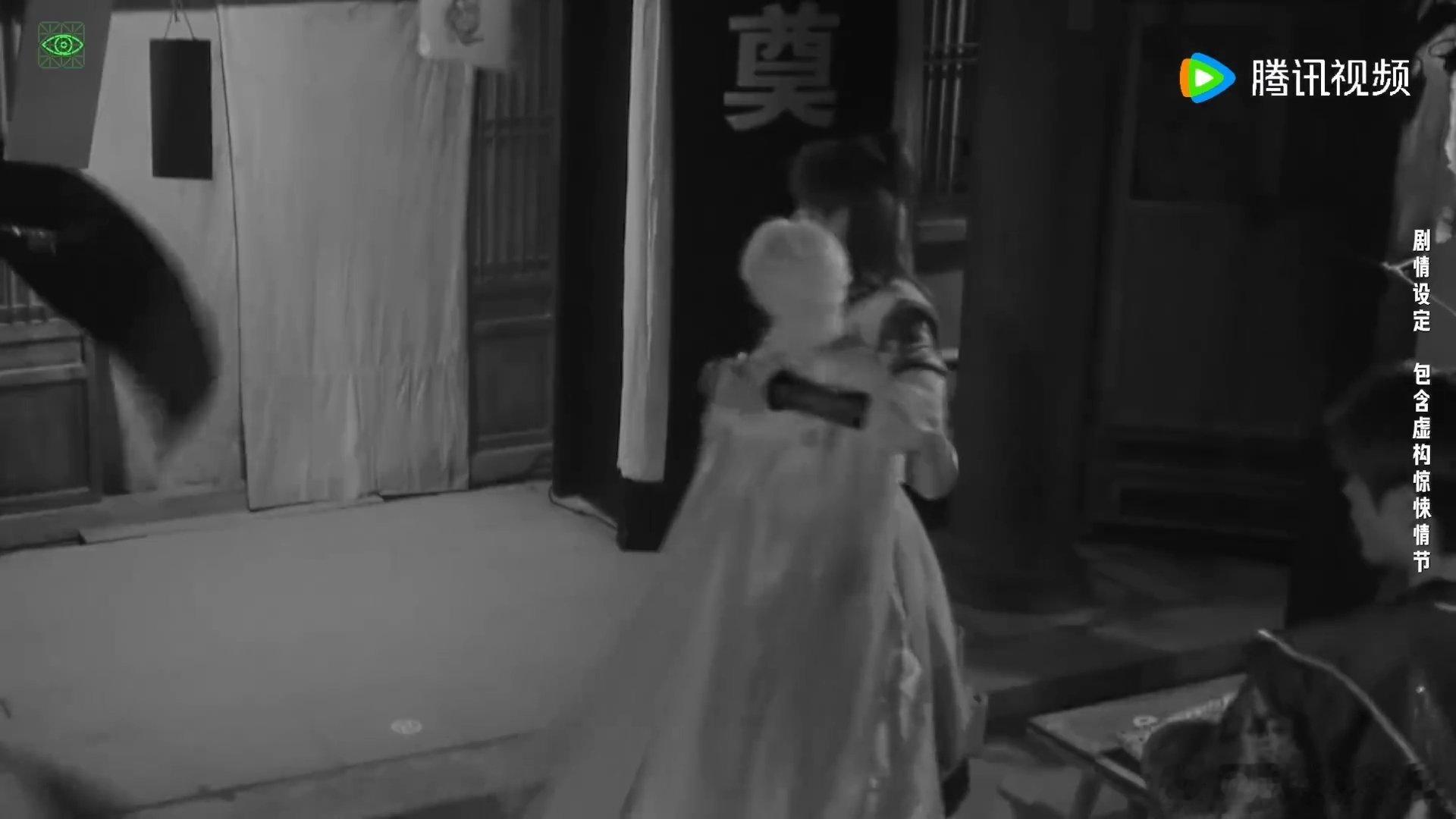 丁程鑫被周柯宇一把搂在怀里开始推理吧中式恐怖从心理上已经怕了，更别说这个氛围……