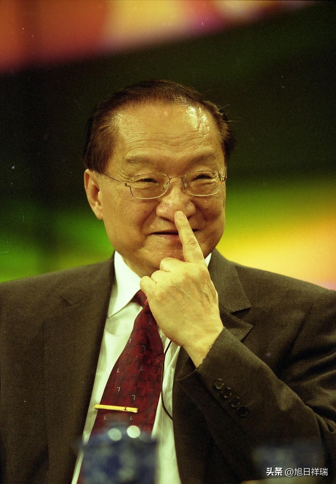 1994年，金庸跟杭州提了个想法，说给我两亩地，我盖个房子专门藏书，等我不在了连