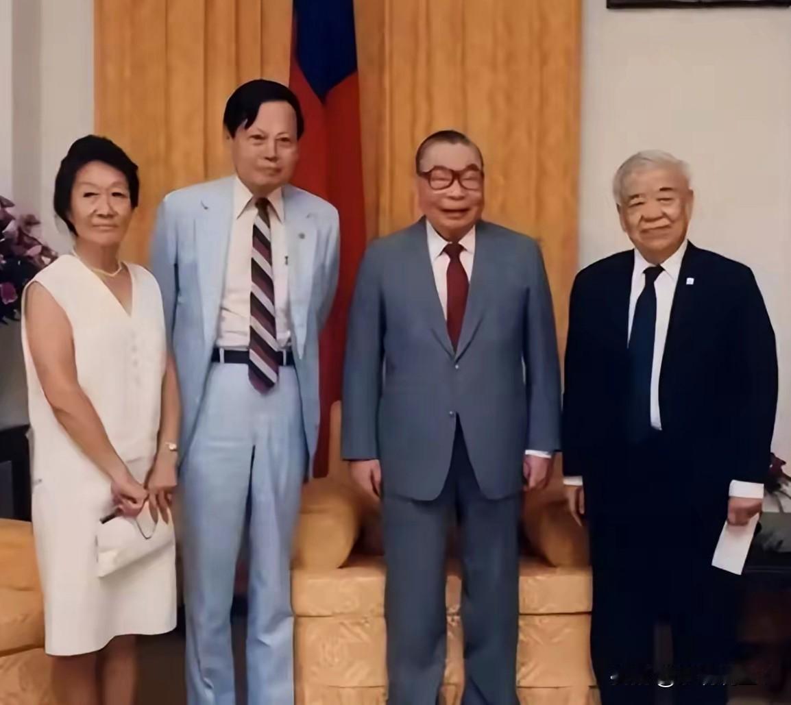 这是杨振宁夫妇二人与蒋经国及吴大猷的一张合影老照片，拍摄于1986年的台湾。那时