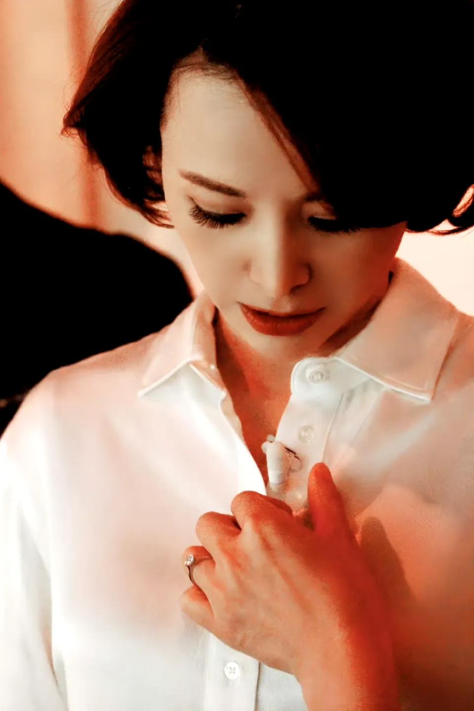 董卿又一夜未睡，坐在地板上等天亮，第二天还要四处求人，终于理解她说：“没有在深夜