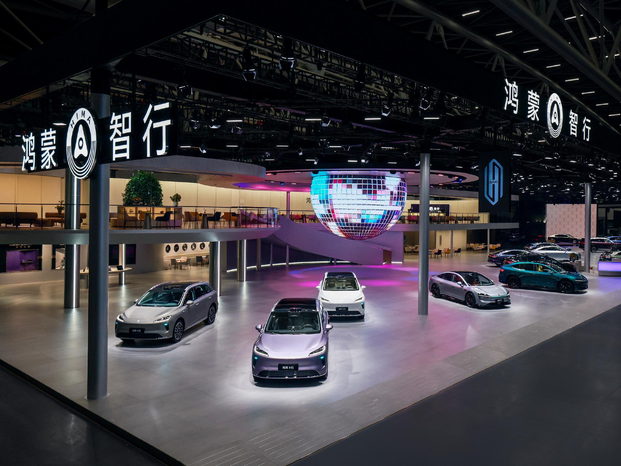 广州车展逛了鸿蒙智行展台，五界车型齐亮相也太好逛了😯展台分区清晰，从日常代步到