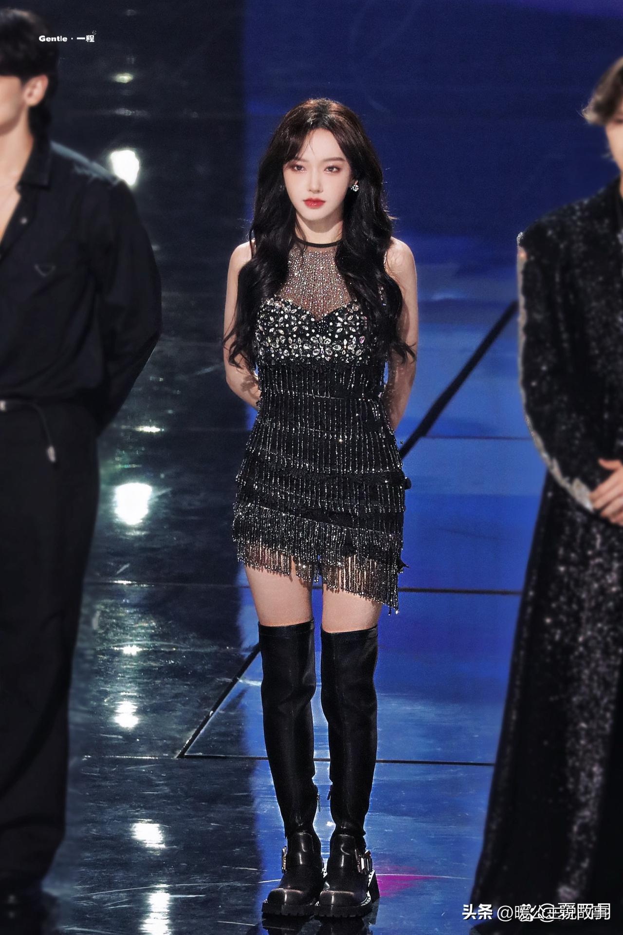 程潇被誉为人间芭比，自带建模级精致五官与立体骨相，冷白皮衬得眉眼愈发清亮。杏眼灵