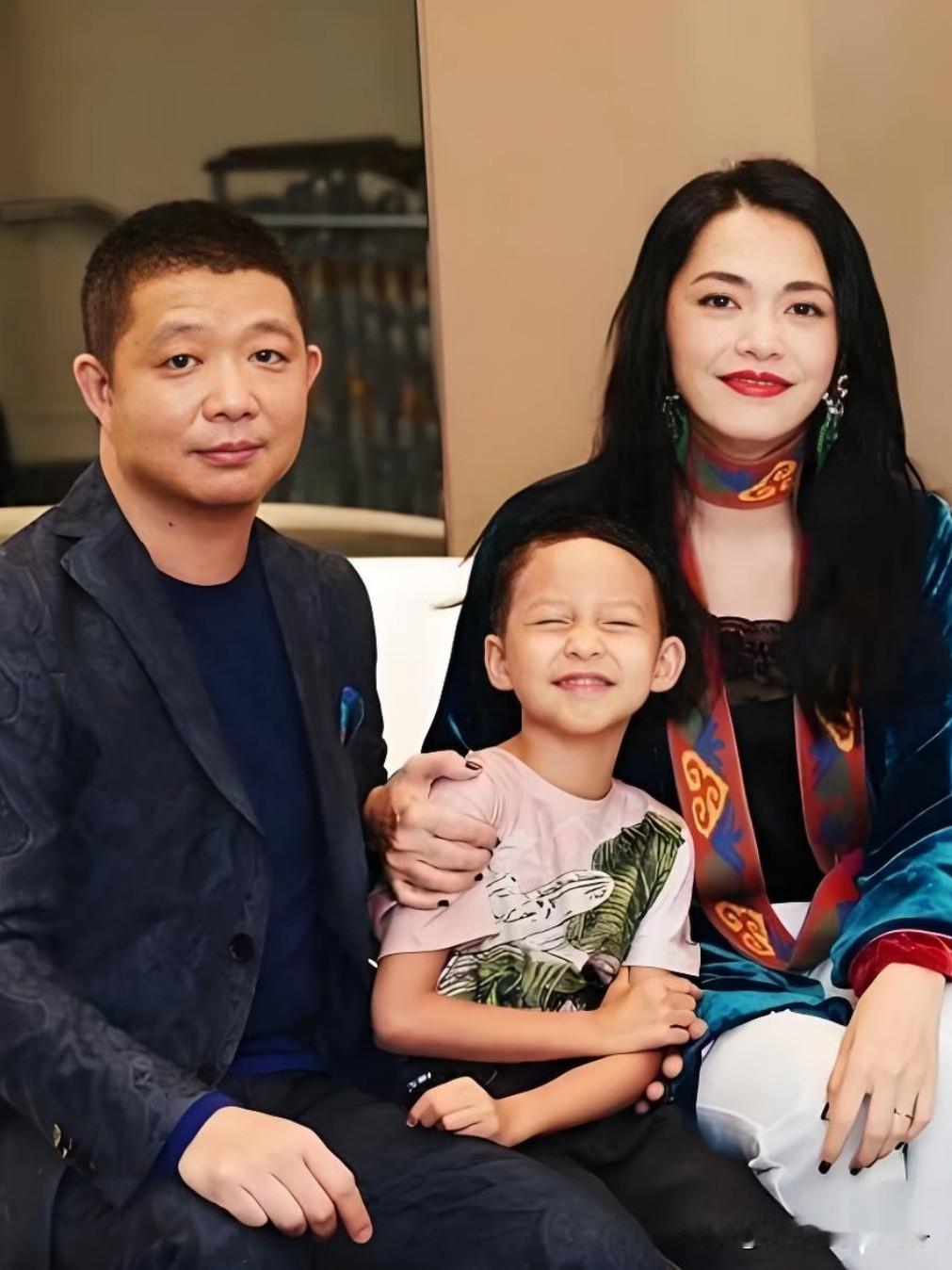 姚晨突然发个声明，震惊半个娱乐圈。

和老公曹郁离婚多年，只是为了孩子选择了隐瞒