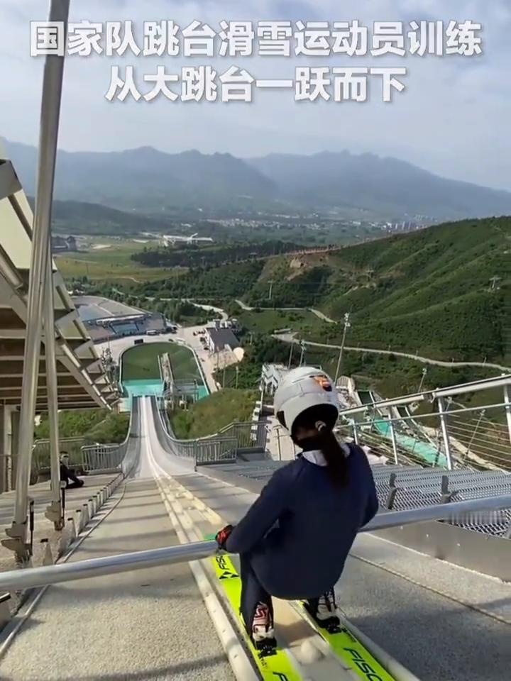 国家队跳台滑雪运动员训练，从大跳台一跃而下。
近日河北涞源。