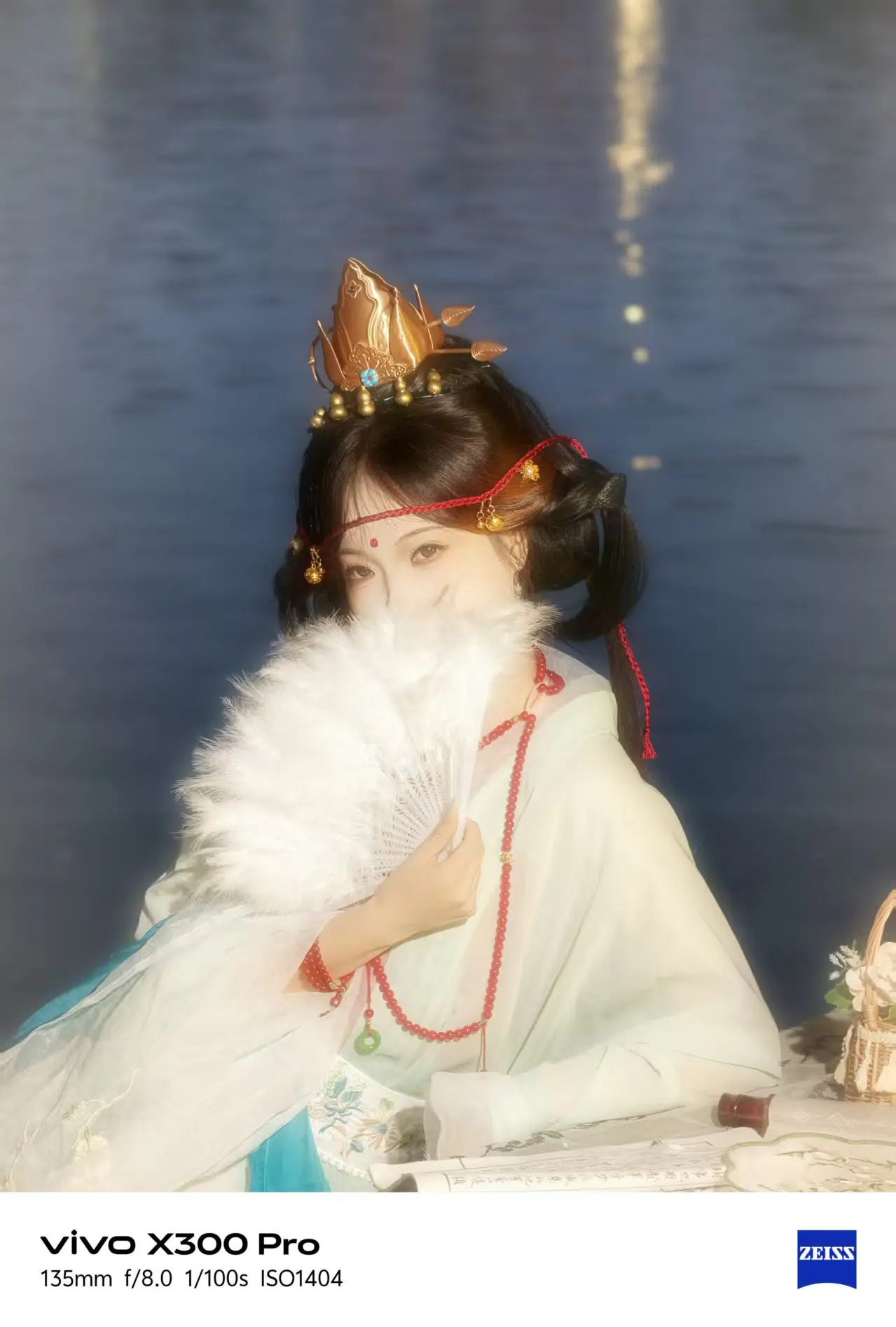 vivo X300 Pro拍摄的样张，主要展示135mm长焦端的成像效果。在 f