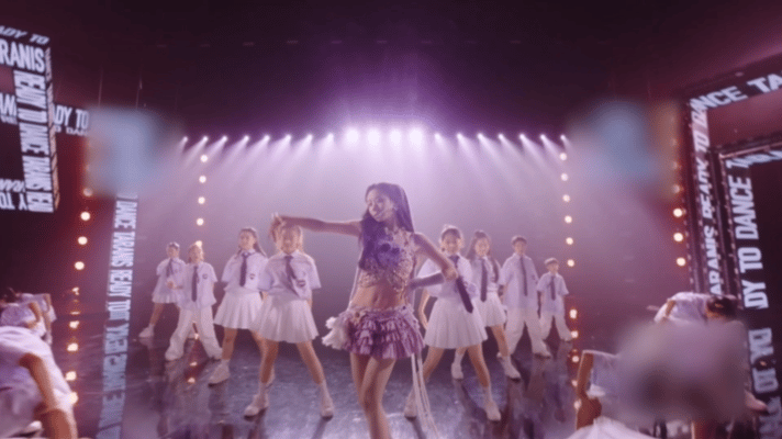 从《卡路里》甜妹到舞台飒姐，张紫宁在《开始跳舞吧》直接开挂！长飘带甩出新高度，肢