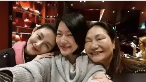 2025年5月16日凌晨，S妈在社交平台的一则动态，如投入平静湖面的石子，激起层