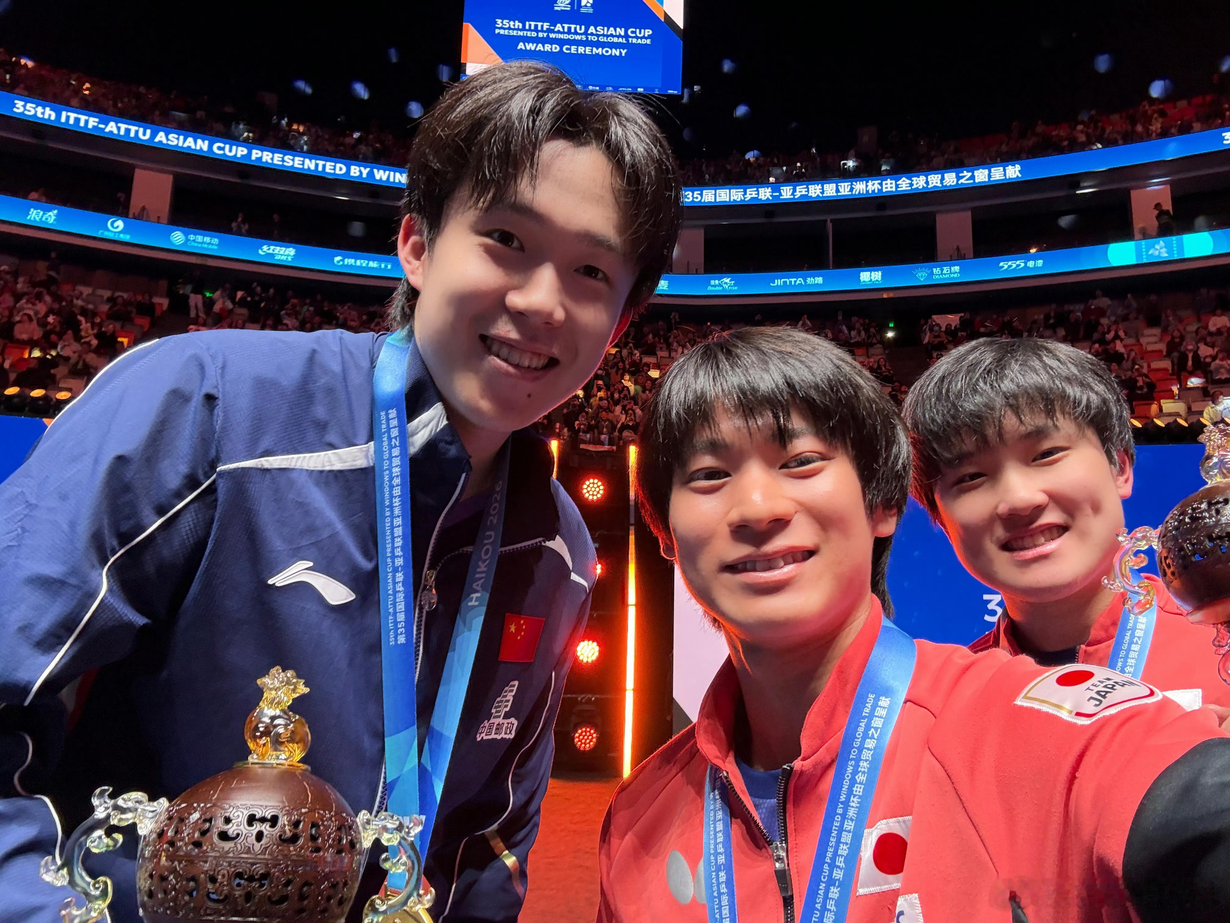 张本智和张本智和2026海口亚洲杯 男单冠亚季军自拍cr. ATTU 