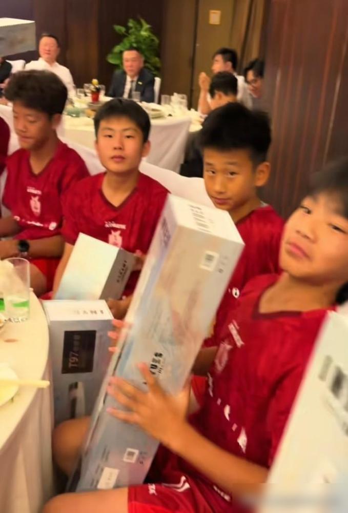 足球小将获赠价值3000多元电吹管。

这事是在他们的庆功宴上发生的，演奏家刘家