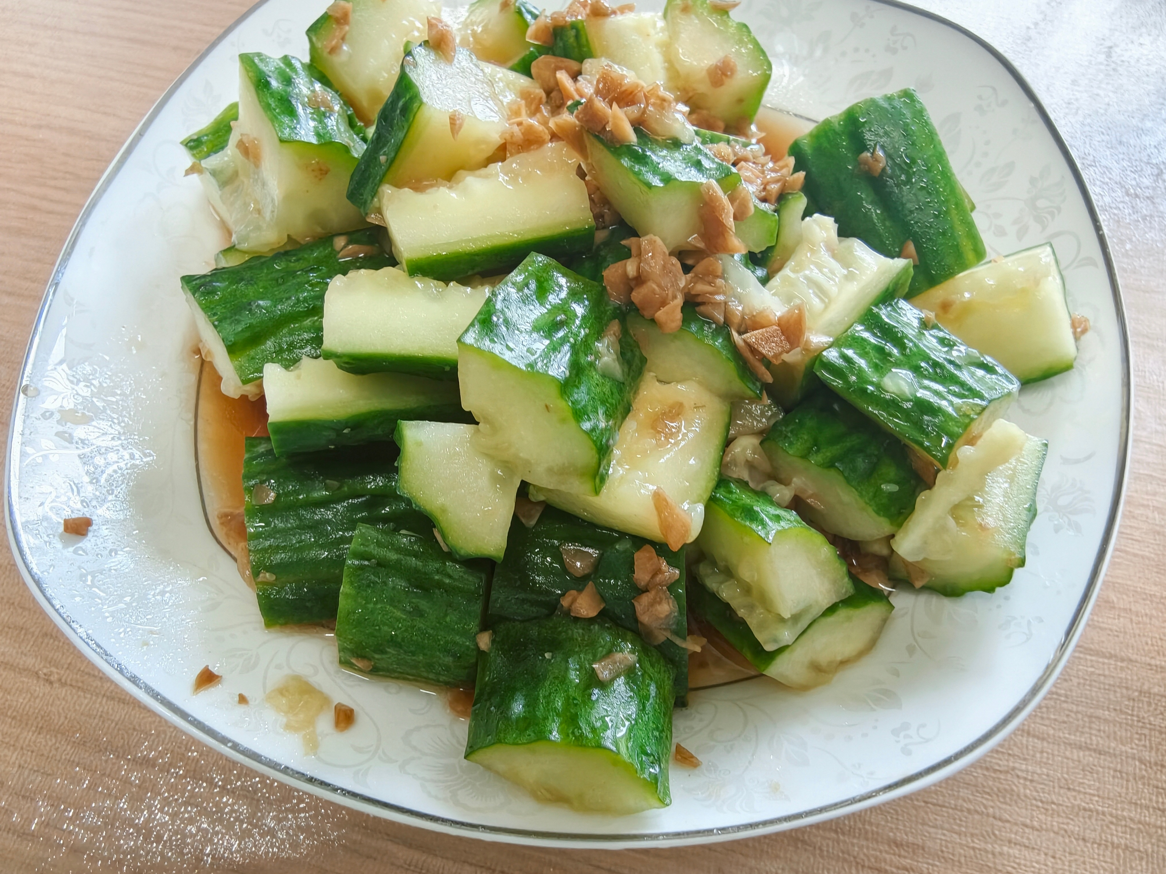 夏天的幸福感，从来都藏在清清爽爽的小菜里。盐水毛豆越嚼越香，糖醋姜酸甜脆嫩，一盘