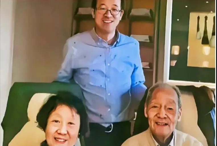 2017年，俞敏洪去看望自己北大的恩师许渊冲，没想到，年纪已经96岁的恩师住的房