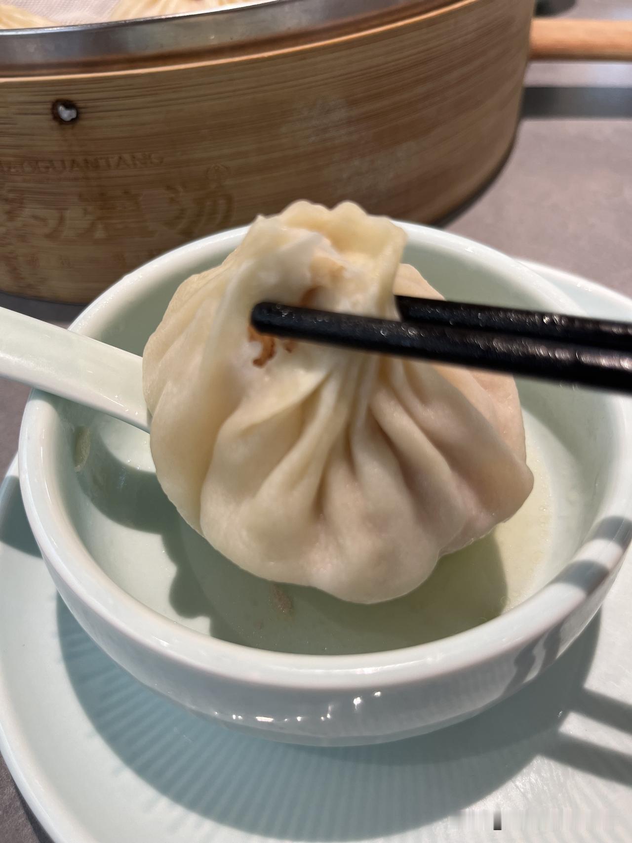 昨晚在开封品尝了灌汤包，听闻这是当地的名小吃，我还特意从酒店打车前往品尝。

味