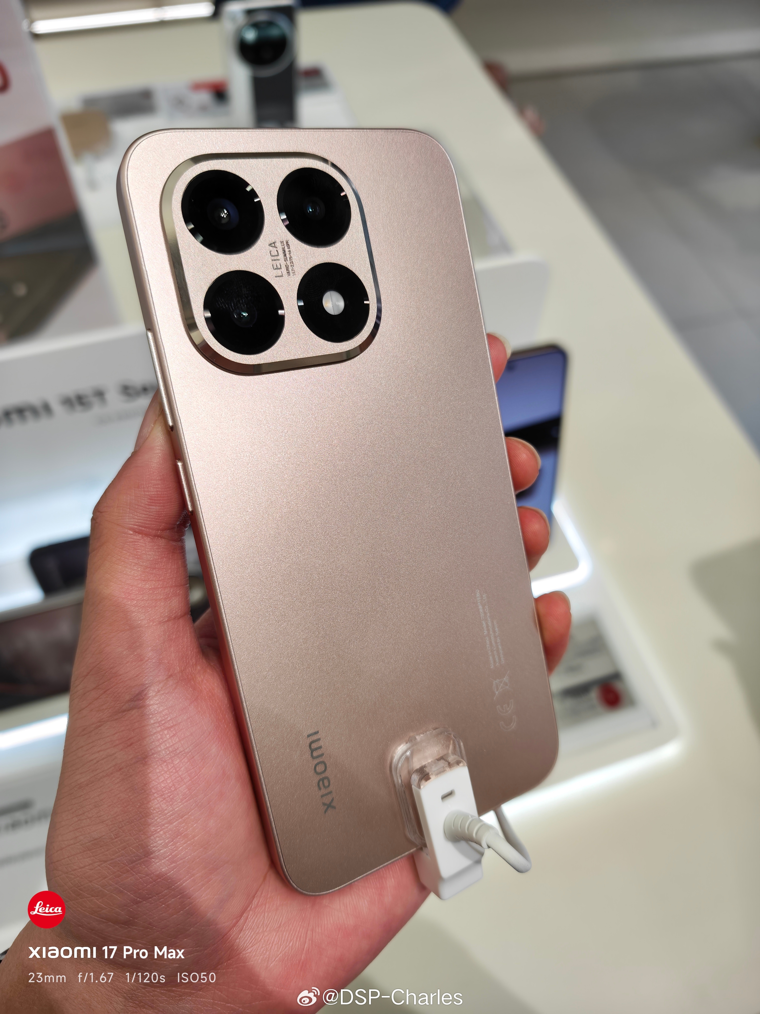 来香港看小米15T系列，对应的国内K80至尊版，但影像给了徕卡和小米17系列的长