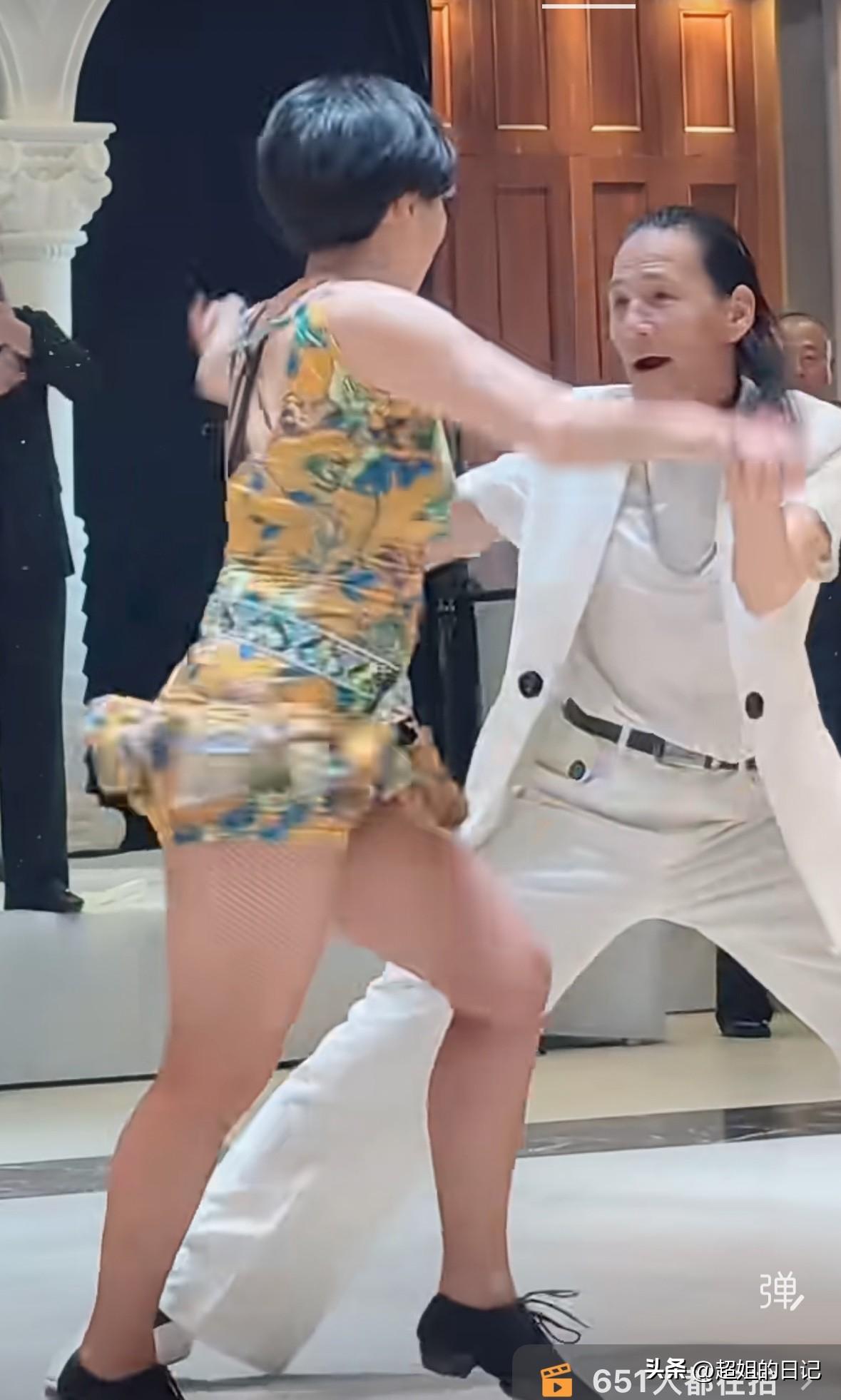 猛女跳舞，跳的不是美丽，协调，优美，反正跟美不沾边。
只见她出场动作是一个人生硬
