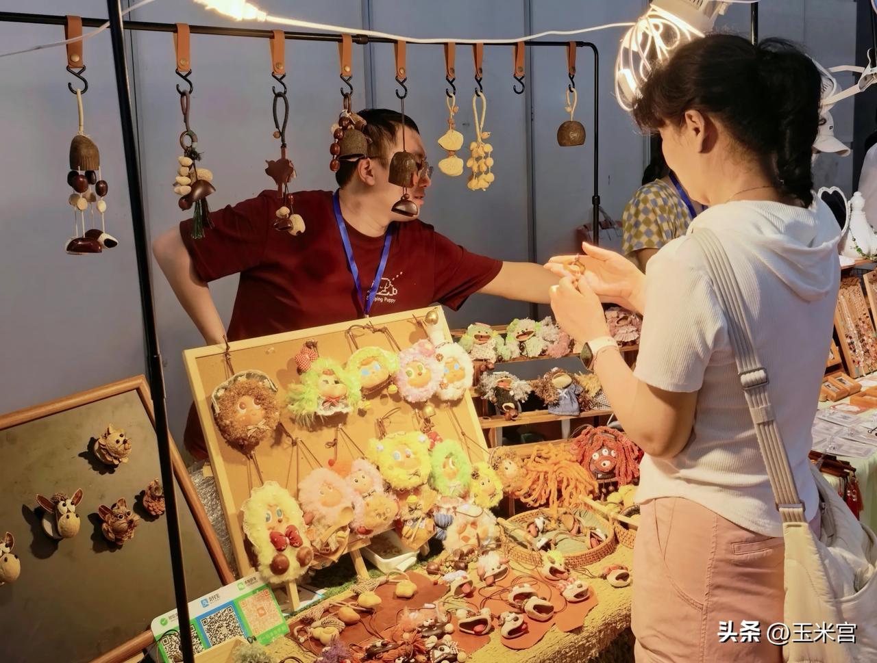 坚果壳缀着绒线笑靥，木铃轻摇，暖光里，大叔指尖将寻常果核，雕成治愈人心的小确幸。