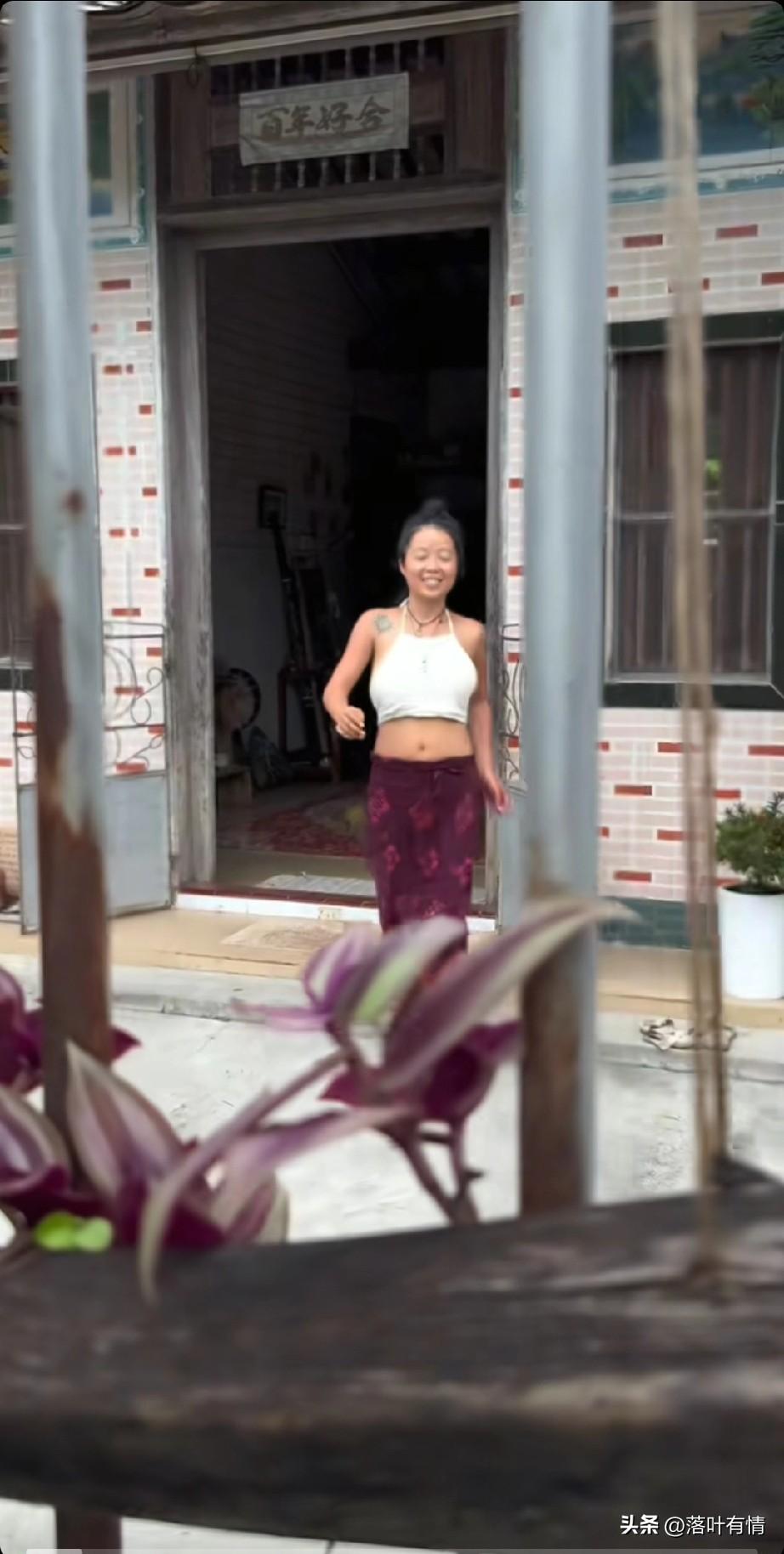 女孩嫁了个老外，
以为会获得好的生活，
没想到自己的老外男友是个环保主义者，两个