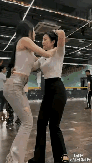两个女生在练习舞蹈动作。
  失误了，屁股疼吗？，心痛啊。