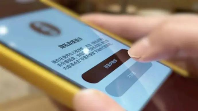 “细思恐极！”上海，一女子去餐馆吃饭，明明有服务员，却让她扫码点餐，结果扫了之后