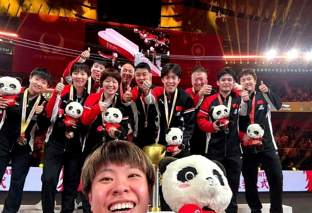 闪光灯对准领奖台，刘诗雯把相机塞给王曼昱——这个动作，比金牌更沉。
24岁的王曼