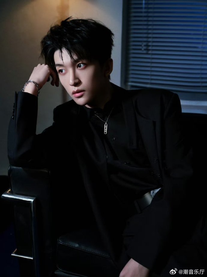 就这么调戏黄子弘凡 谁教的这么调戏黄子弘凡！一句灵魂提问让黄子弘凡瞬间害羞，这小