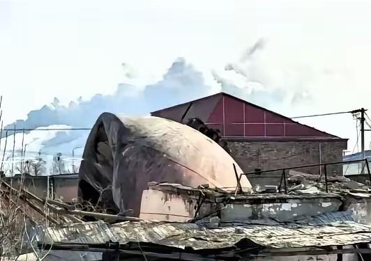 王工在会上说：“这个设备承受不了这么大的压力，我们不能冒这个险。”财务部门的人却