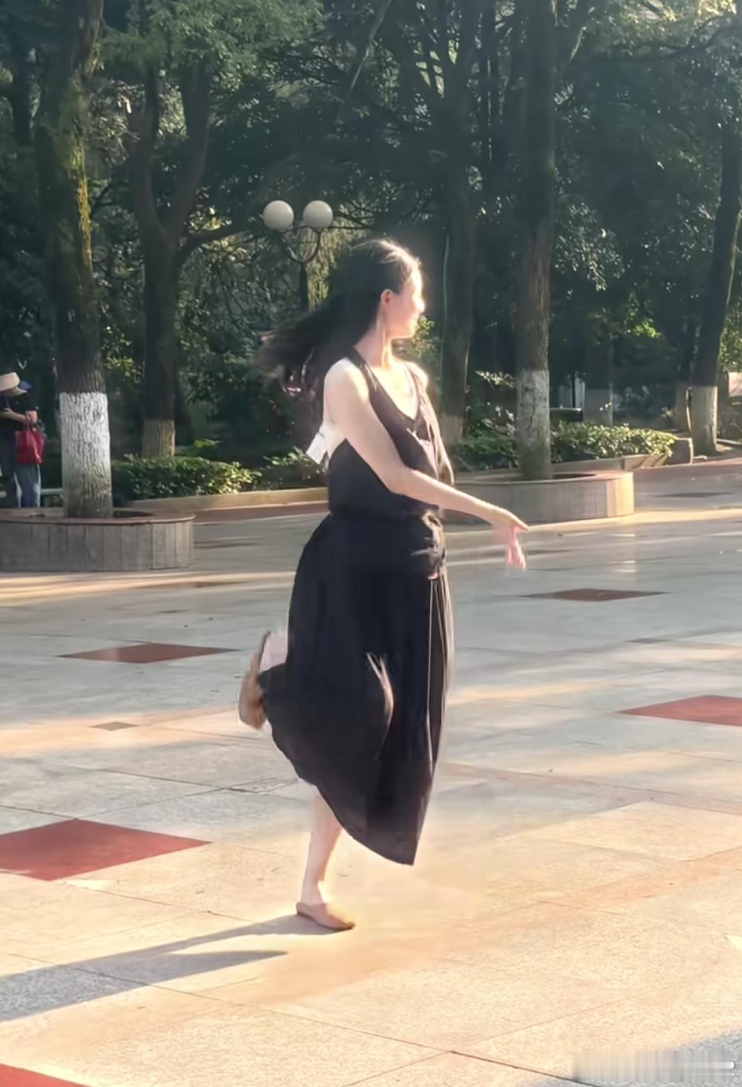 洋洋高锐·无、题◎三十年了想她……又不太想她◎云……染红了天边可惜……哪儿不是贺